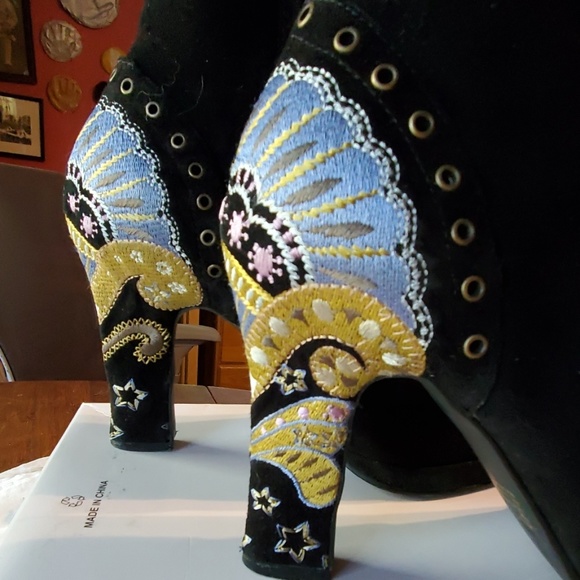 Johnny Was like | EMBROIDERED *REAL* SUEDE BOOTS | 9 | Black | 4" Heel | VINTAGE - Picture 2 of 8
